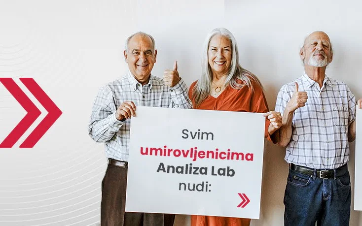 Skupina umirovljenika s natpisima o 10 % popusta