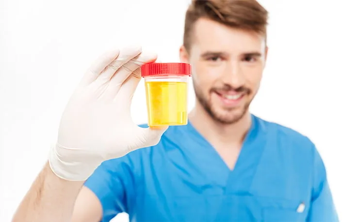 Laboratorijski djelatnik s uzorkom urina