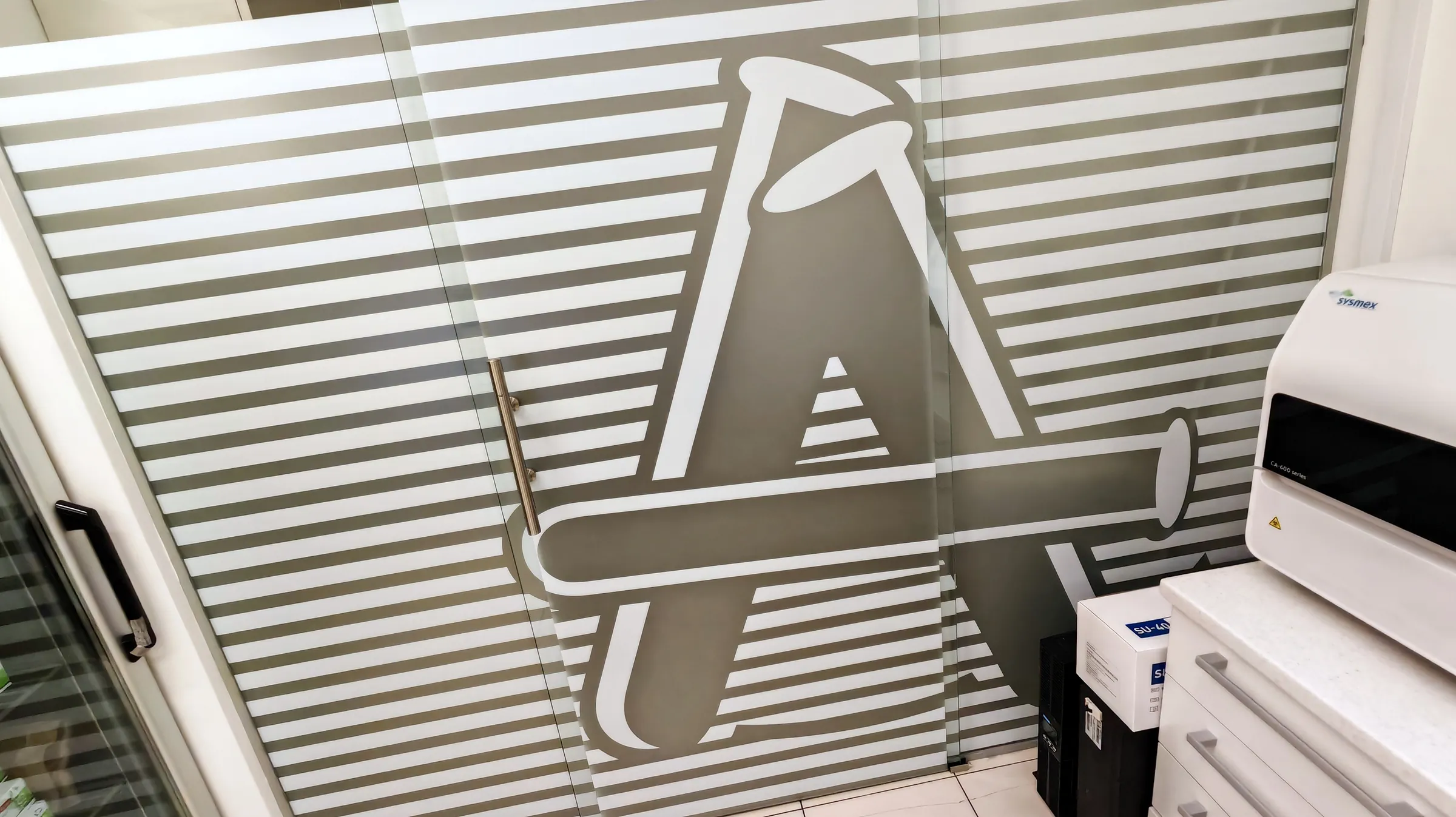 Logo Analiza Lab na staklenoj stijeni laboratorija