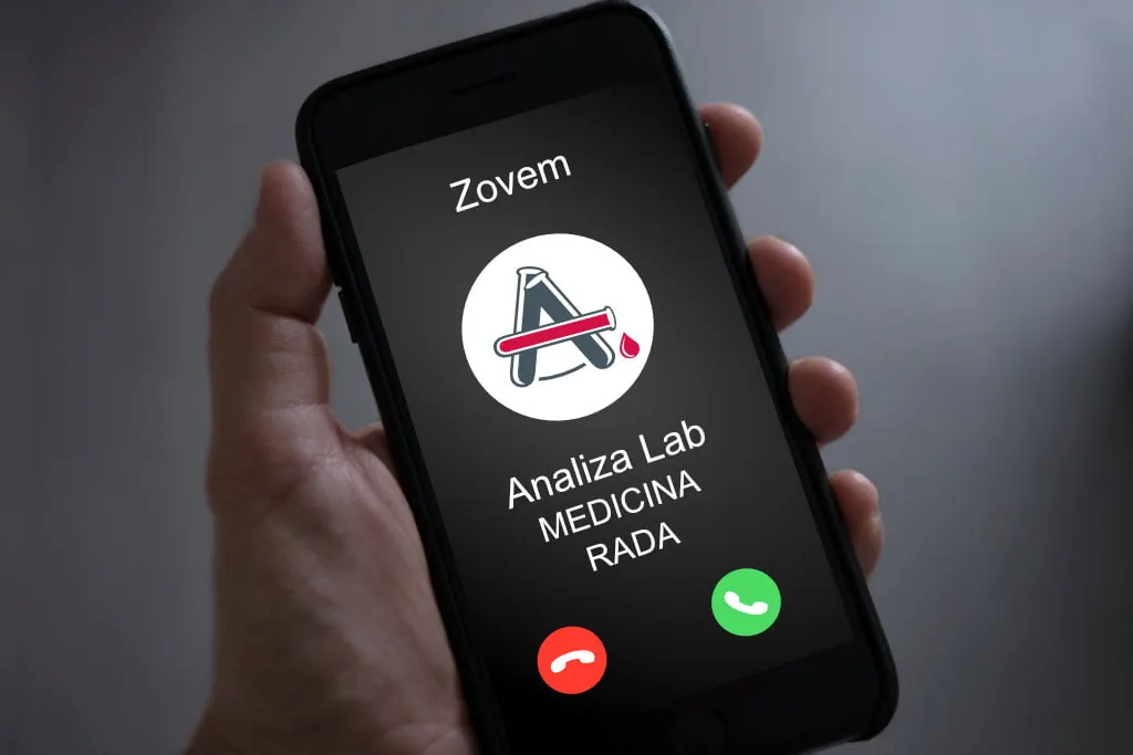 Ruka drži mobitel s pozivom Analiza Lab — Medicina rada